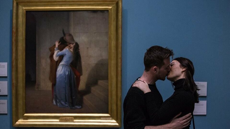 Kissing at historic mansion